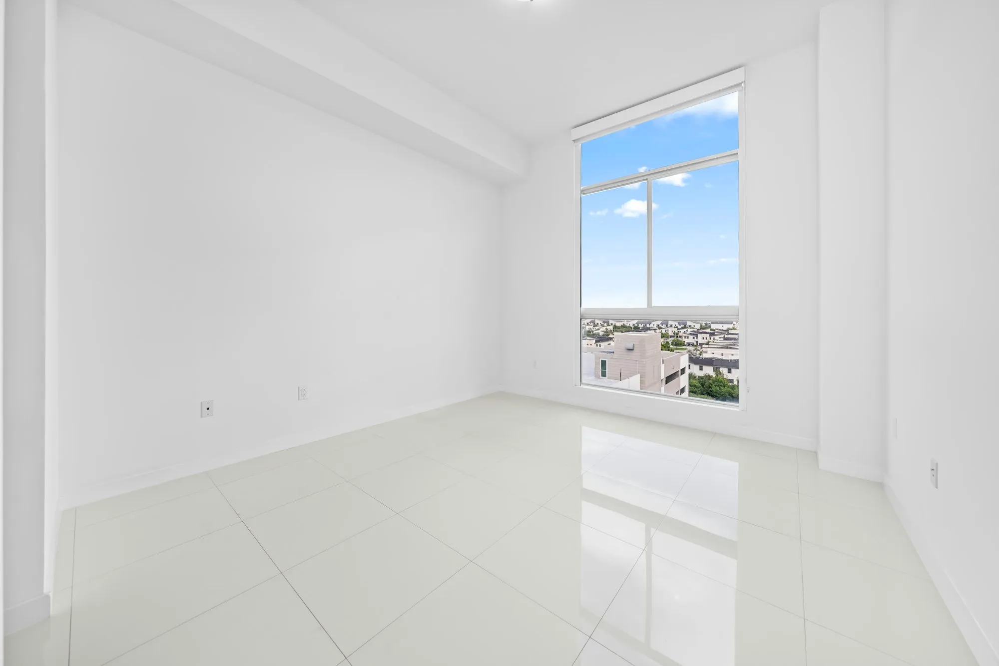 Büyük pencereli, aydınlık, boş bir oda